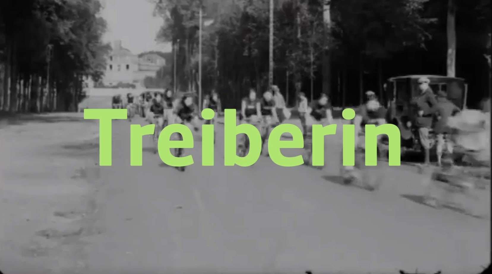 schwarz weiß video still darüber grüne schrift Treiberin