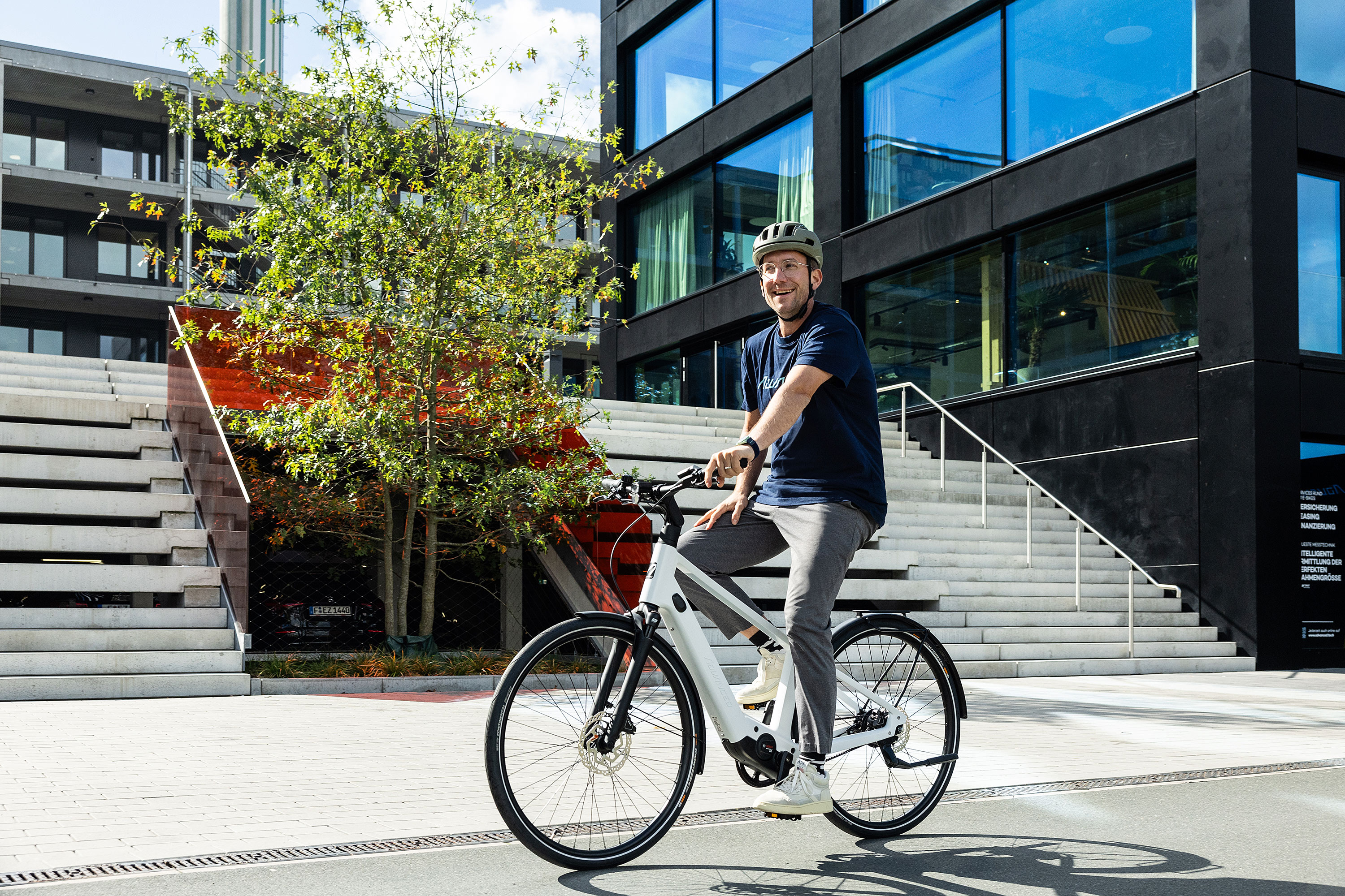 Advanced Bikes Gründer radelt freudig