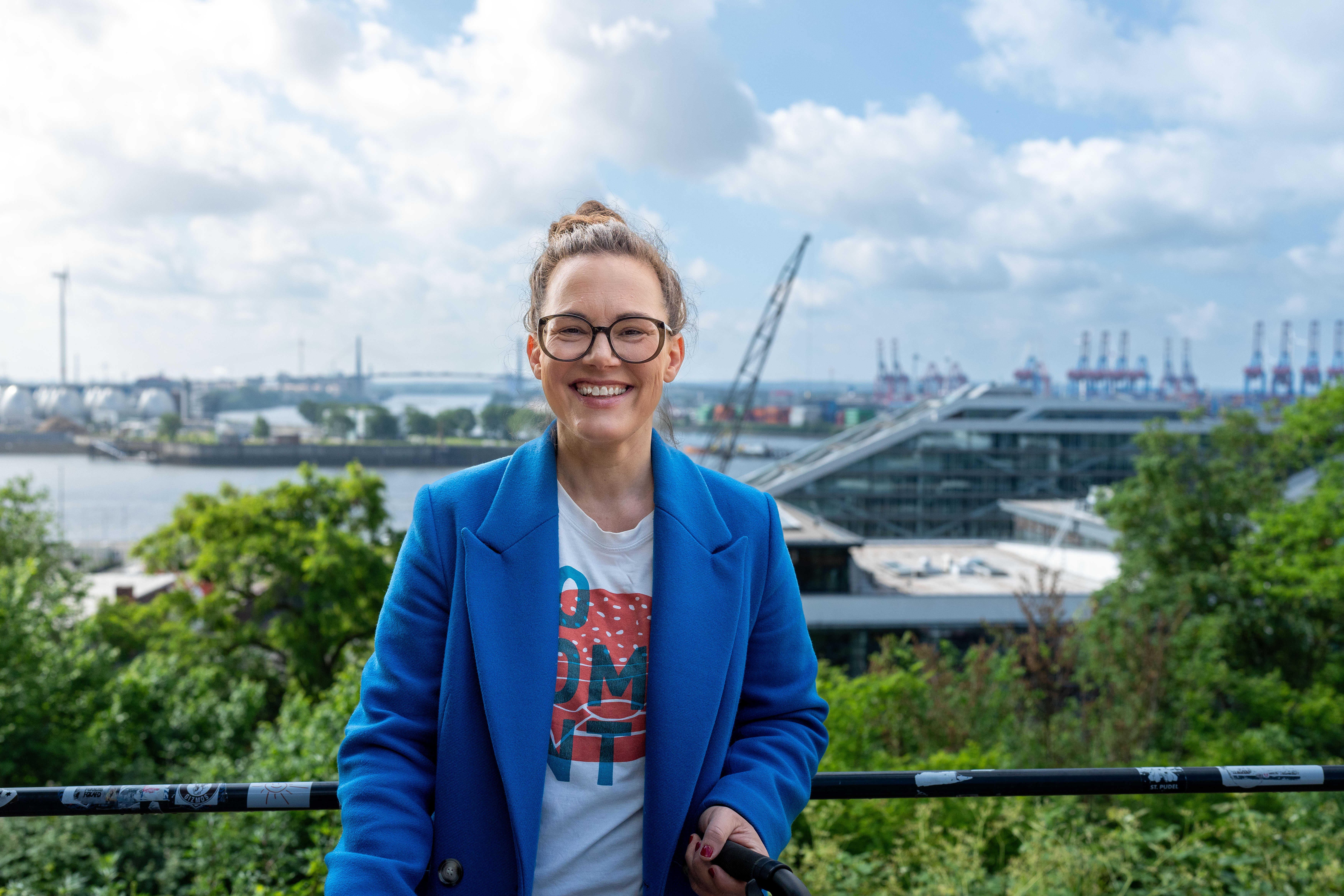 Katja Diehl vor Hamburger Hafen lachend