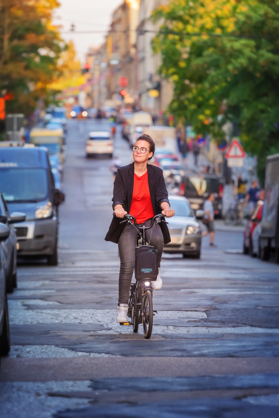 Katja Diehl radelt auf der Straße